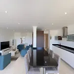 Daire Modern With In-&outside Pool, Sauna&gym, Heating, Rooftop Terrace With Amazing Sea&mountains View Lagos